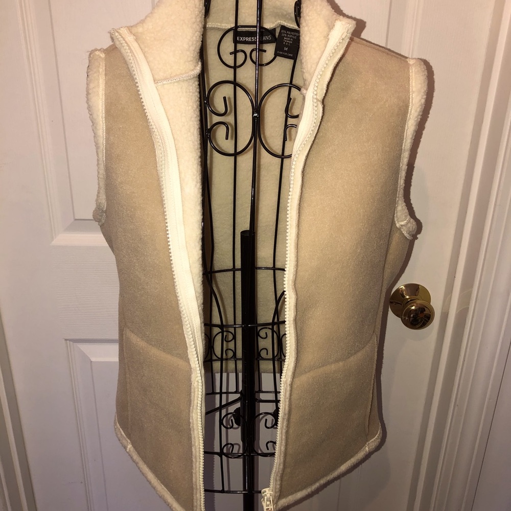 Size medium Sherpa vest in euc